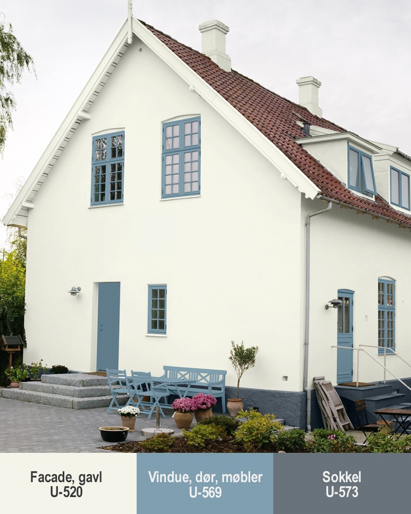 Når fasaden er hvit - eller nesten hvit - kan du slippe unna med å velge en tone til vinduer og dører som er litt markant. Det gir hygge og originalitet. Her har vinduene en markant farge mot den lyse fasaden
