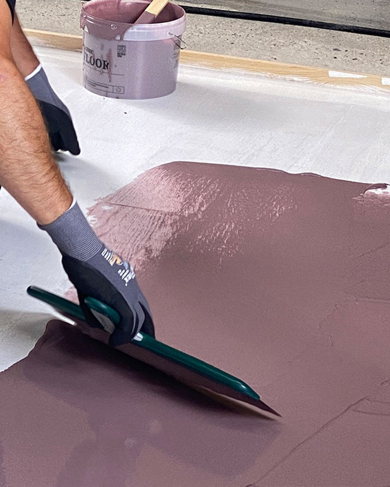 Du skal arbeide vått-i-vått og sparkle i myke buer. Unngå å sparkle i samme retning for å få et flott og levende resultat.