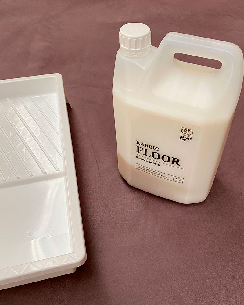 Prosessen gjentas 3 ganger. La gulvet tørke i 2 timer i mellom hvert lag.