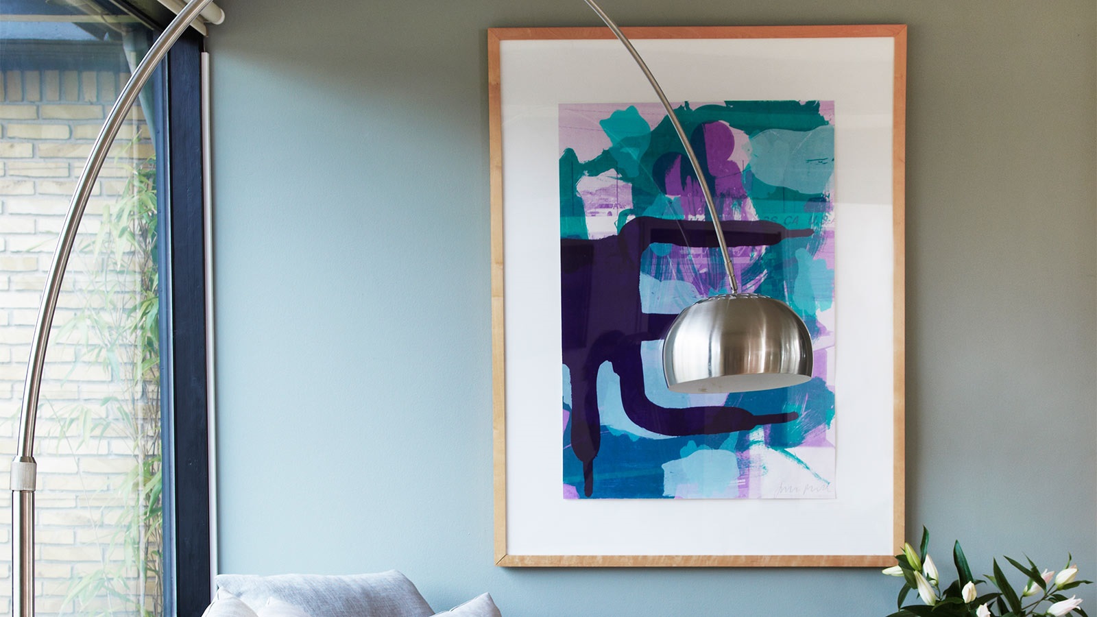 Original: Bevar de mørkeblå vinduskarmene og smykk veggen med retrokunst