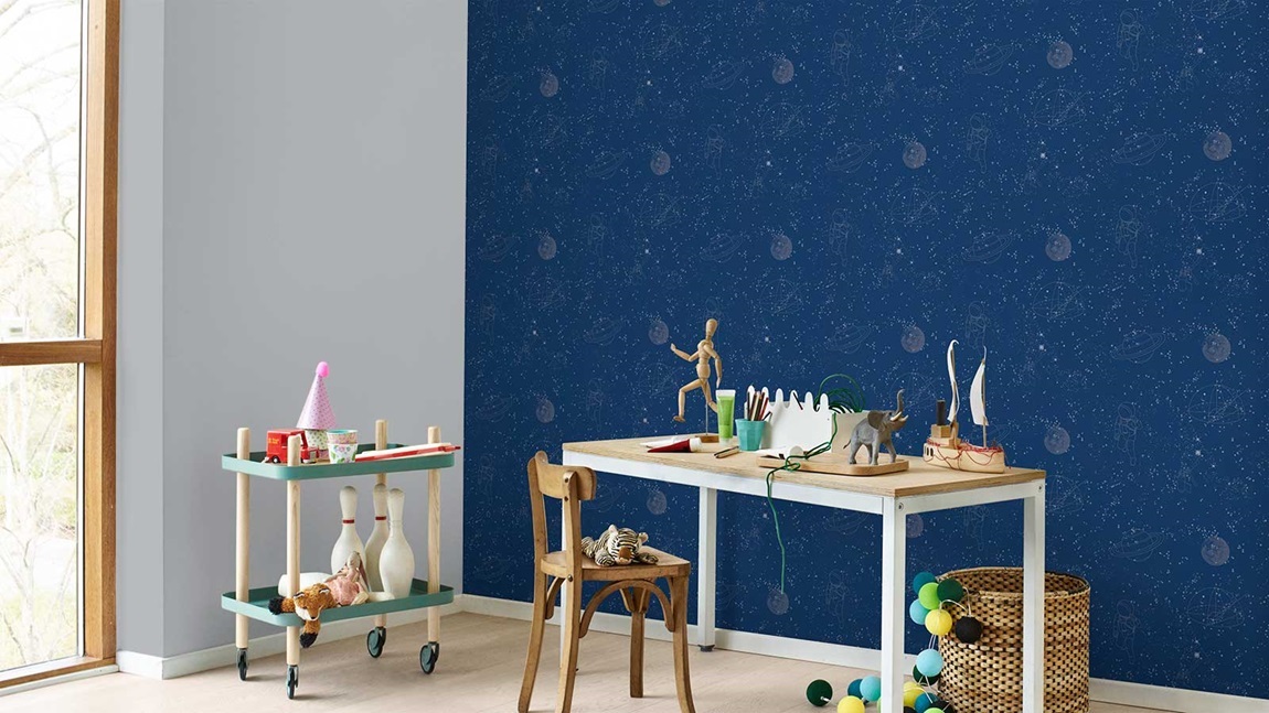 Tapeten ”Chasing the Milky Way” med sine måner og stjerner matcher med den gråblå farven ”Blue Shade 2 IN-731”. Fargen fås både i en lysere og mørkere nyanse etter egen smak.