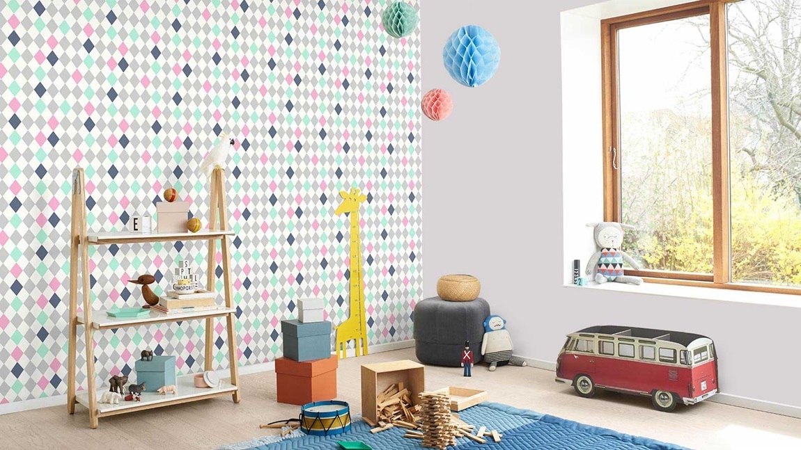 Tapet med Harlekinterninger, ”Theater Fun”, sammen med den vakre ”Lavender Touch IN-761”. Lavendel-farven samspiller med sine grågrønne nyanser perfekt med terningene på tapetet.