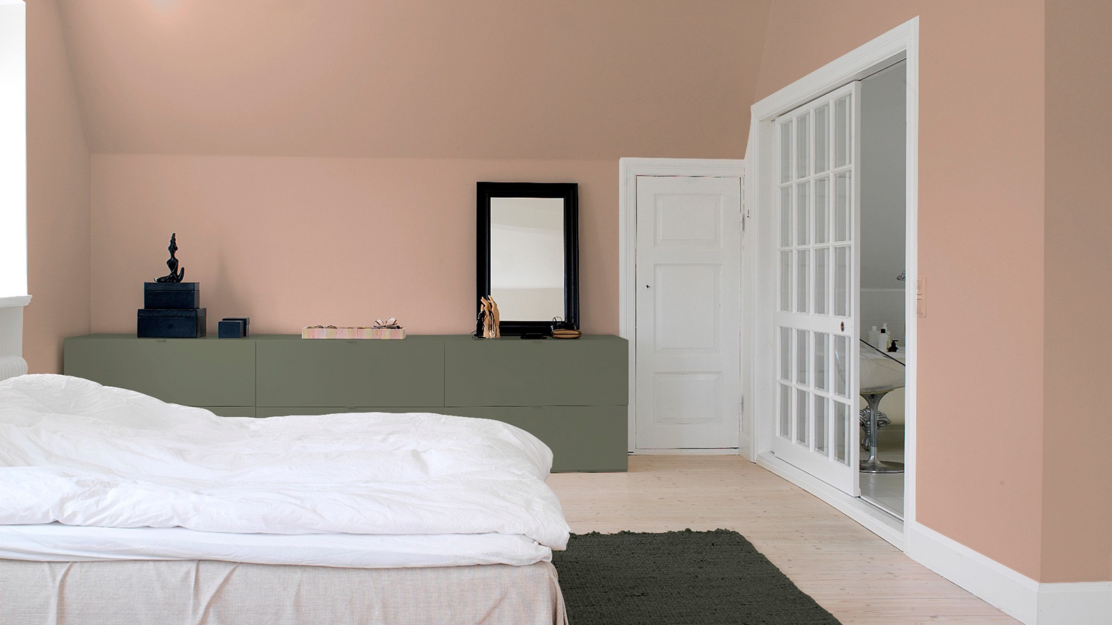 Rosa – Cosy Cover Den fiolette og rosa fargen kan du med fordel bruke hvis du søker en trygg, romantisk og kjærlig stemning. Den rosa og fiolette fargenyansen har gjennom århundrer blitt betraktet som en både kongelig og religiøs farge. Den røde vrien er med på å heve pulsen, så kroppen avgir mer varme og romtemperaturen dermed øker. Hvis man f.eks. ønsker en dekadent, sofistikert stemning à la fransk boudoir, er sart rosa eller dyp fiolett det rette valget.