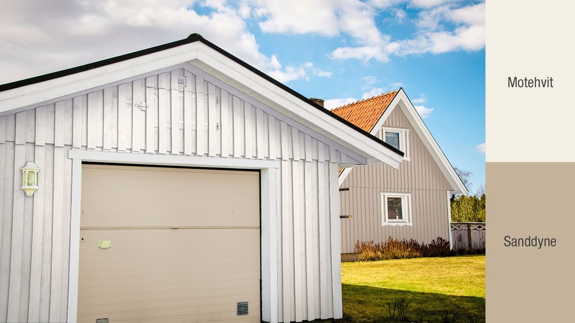 Fargesettingen er virkelig enkel. Husets lyse toner er overført direkte til garasjen. Men på en vakker måte som ikke er en ren gjentakelse av hovedhusets uttrykk. Fargesettingen er faktisk snudd på hodet: Fargen Sanddyne er bare brukt på porten, mens resten av treverket er holdt i Motehvitt.